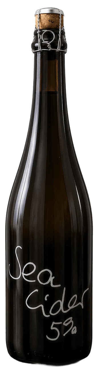 Mørk champagneflaske med håndskrevet Sea Cider 5 %