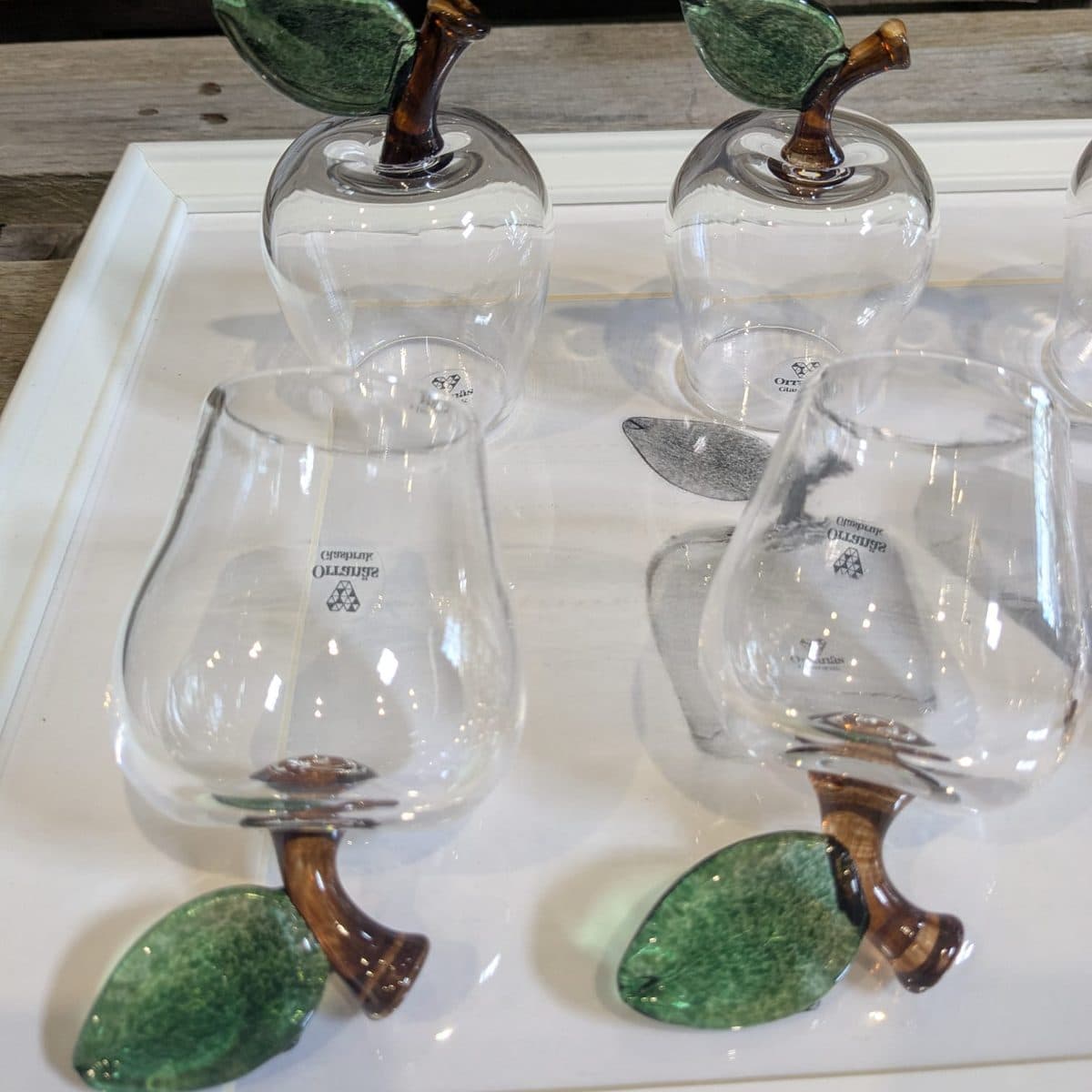 Æbleformede glas fra Orranäs på hylden i sommerbutikken